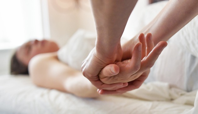 massage hand stretch